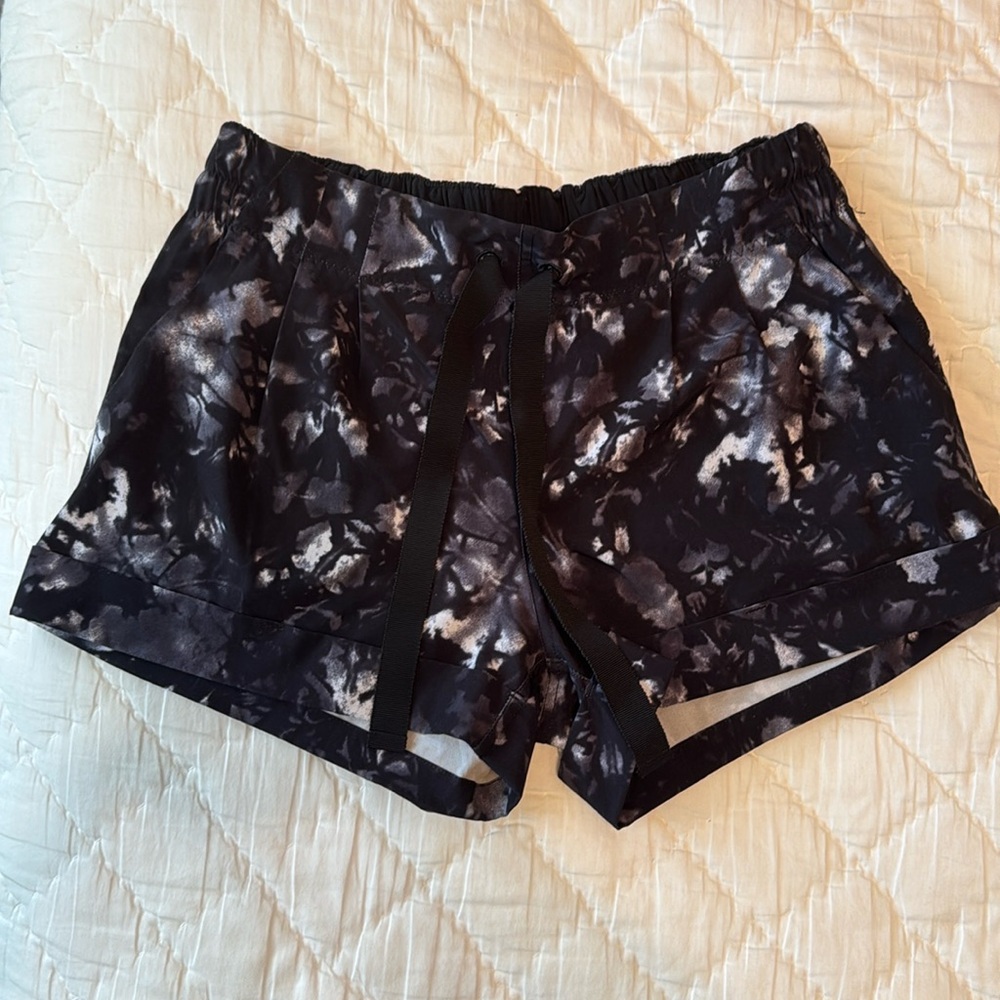 Lululemon Elastic drawstring waist shorts size 6